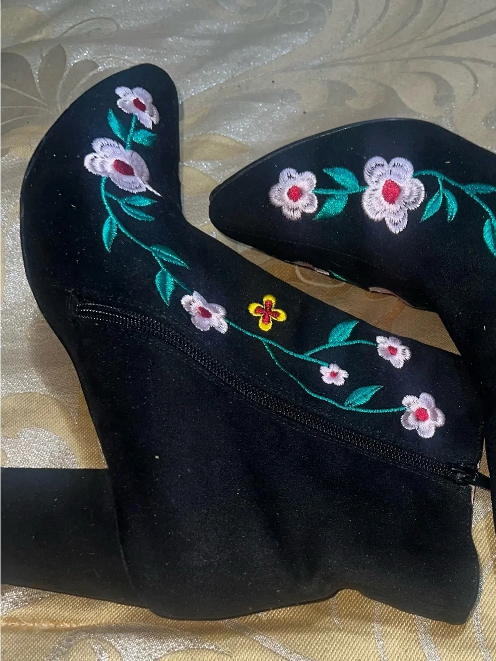 Chase & Chloe Black Floral Embroidered Ankle Booties Size 10